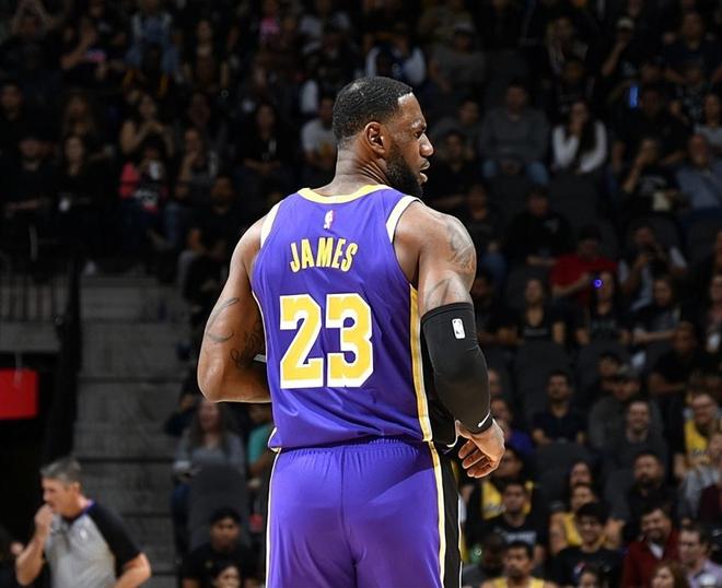 41歲詹皇躺贏一把！2場打64分鍾輸13分，休息32分鍾隊友淨勝29分