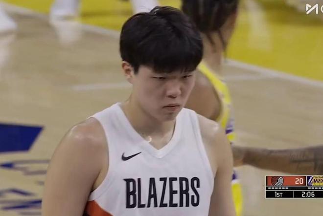 开拓者14分大胜湖人，杨瀚森出场时间新高但表现糟糕，里夫斯41分