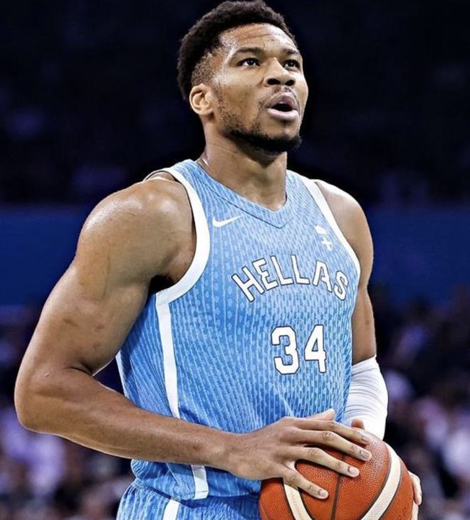 字母哥猛扇希腊队友后脑勺！疑似霸凌被喷，在NBA受委屈来发泄？