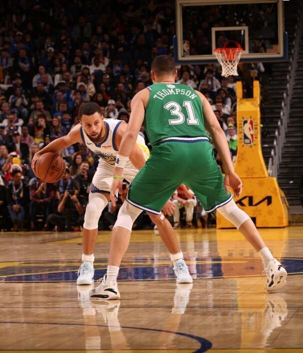 库里26000分里程碑，弗拉格27分！圣诞大战勇士126-116独行侠