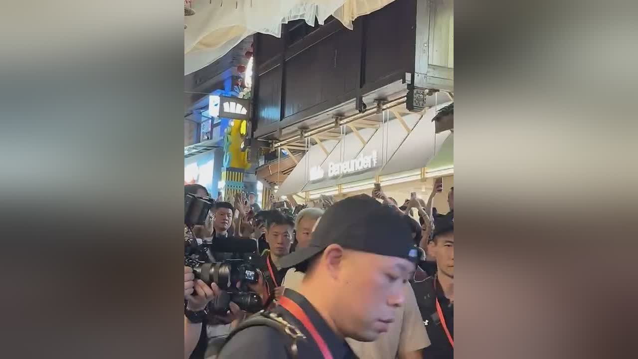 这人气！库里现身重庆景点十八梯 大批球迷聚集高喊MVP