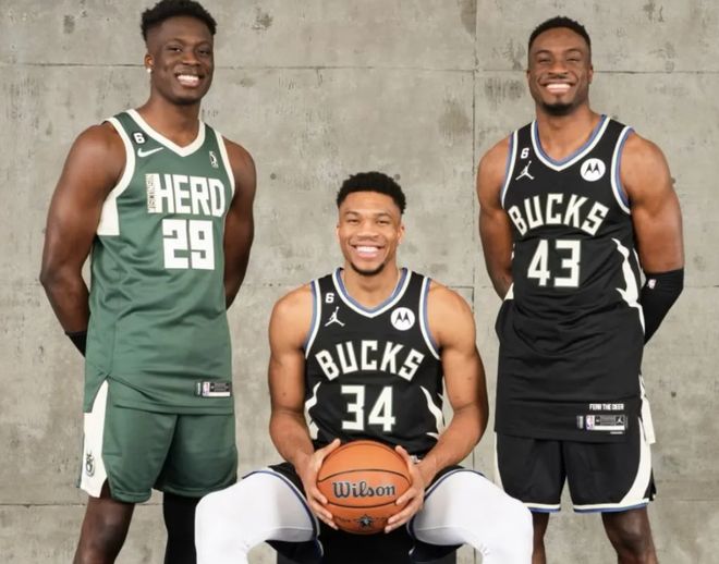 雄鹿官宣签约！NBA史上首次集齐三兄弟，为留字母哥拼了
