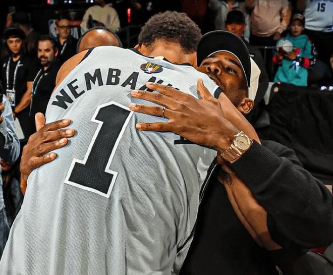 要加盟馬刺嗎？保羅現(xiàn)場(chǎng)觀看馬刺戰(zhàn)雷霆，和文班亞馬熱情擁抱！