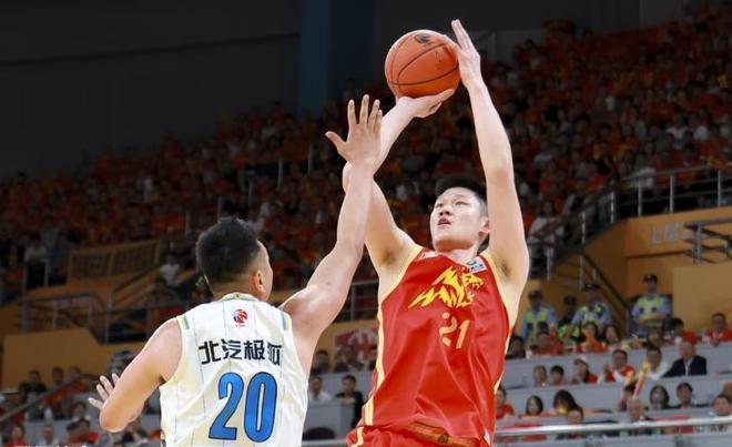 總決賽大比分1-1平，首鋼隊仍有主場優(yōu)勢，廣廈防守策略很成功