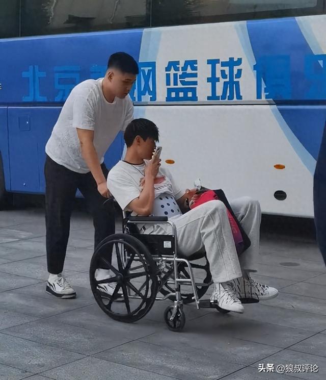 为主队加油助威！曾凡博坐轮椅抵达CBA总决赛现场 厚重护腰引热议