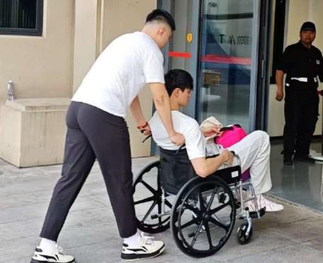 与兄弟们同在，因伤赛季报销的曾凡博抵达北京男篮主场为球队助威