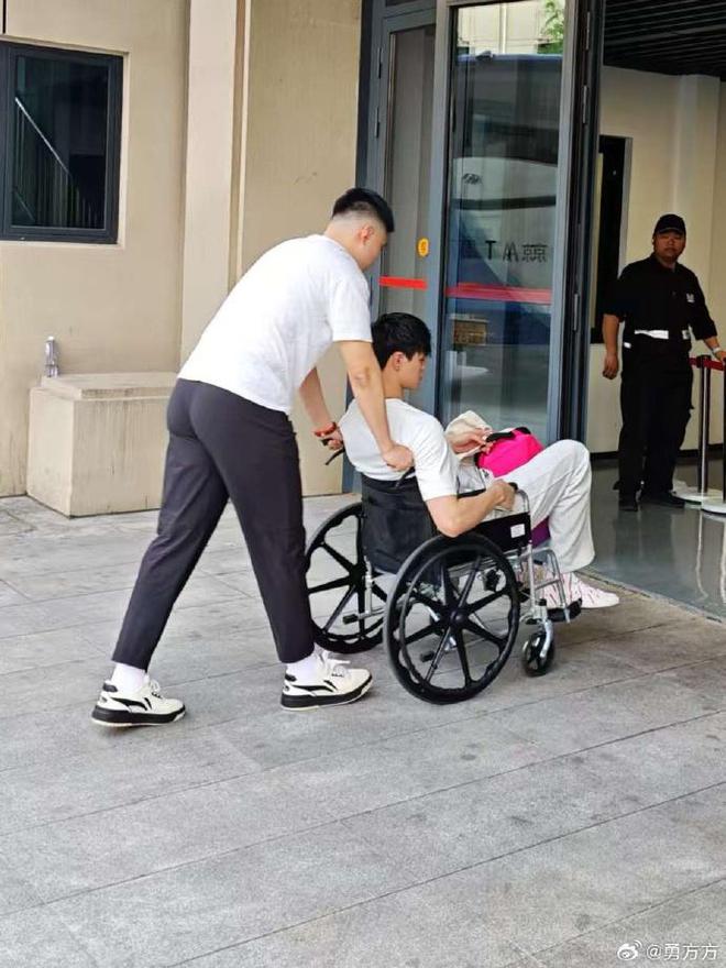 心系球队❤曾凡博坐轮椅入场观战总决赛G3 此前腰部重伤赛季报销