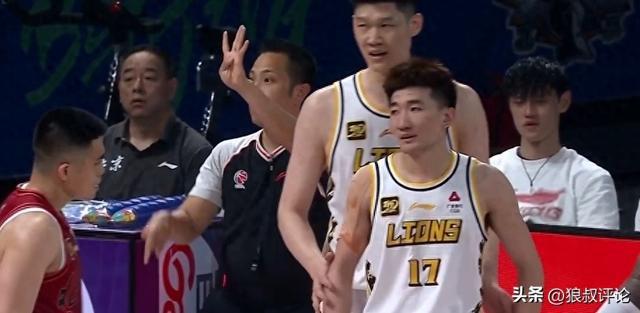 北京末节被轰21-3崩盘引热议！媒体人：全力琦没打过战神布朗