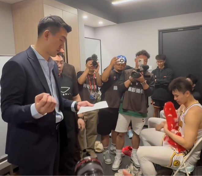 广厦夺G4更衣室！王博点三取胜原因，督促保护身体，讲话异常冷静