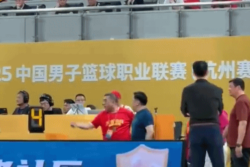广厦投资人疑似因不满判罚怒冲技术台，篮协副主席徐济成连忙摆手劝其冷静