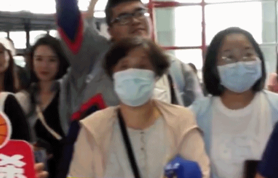 北汽男籃全隊今日返回北京，眾多北京球迷來到機場迎接球隊