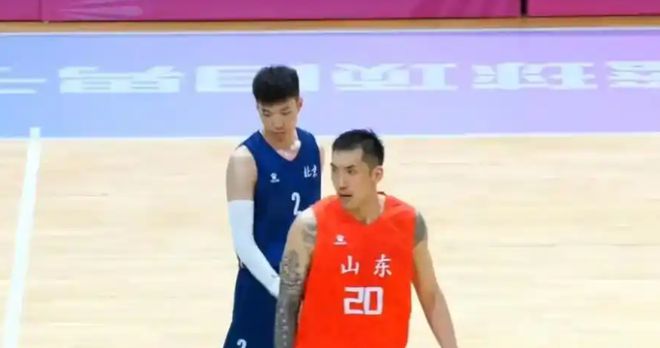 山东男篮17分大胜北京，4人得分上双，小组两连胜，弃将表现出色