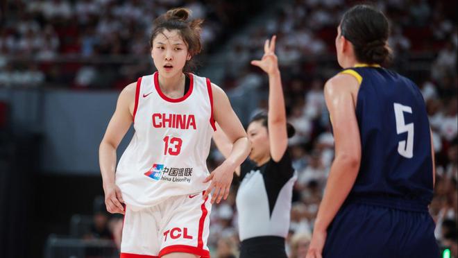 又美又能打！中国女篮又一27岁前锋蹿红：大学曾轰50分获宫帅栽培