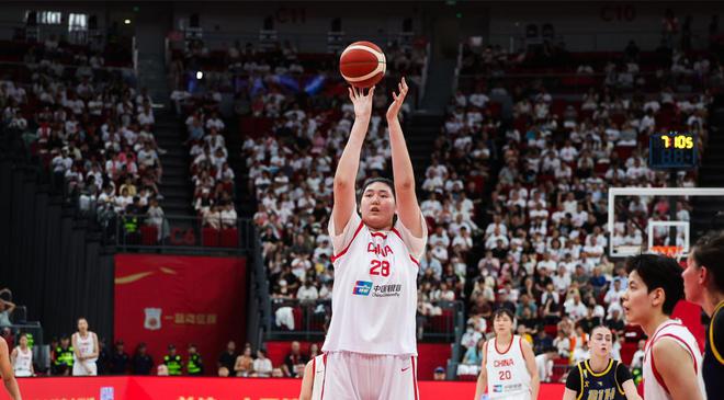 轰18+7！2米23张子宇首秀完美：韩旭砍15+5，中国女篮双塔真猛