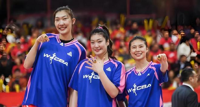 2位女篮球员冒险发声，李梦回应只字不提伤病，宫鲁鸣罕见沉默