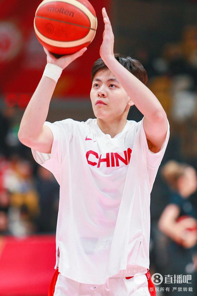 状态火热！杨舒予首节4投3中&三分2中1 攻下7分1板