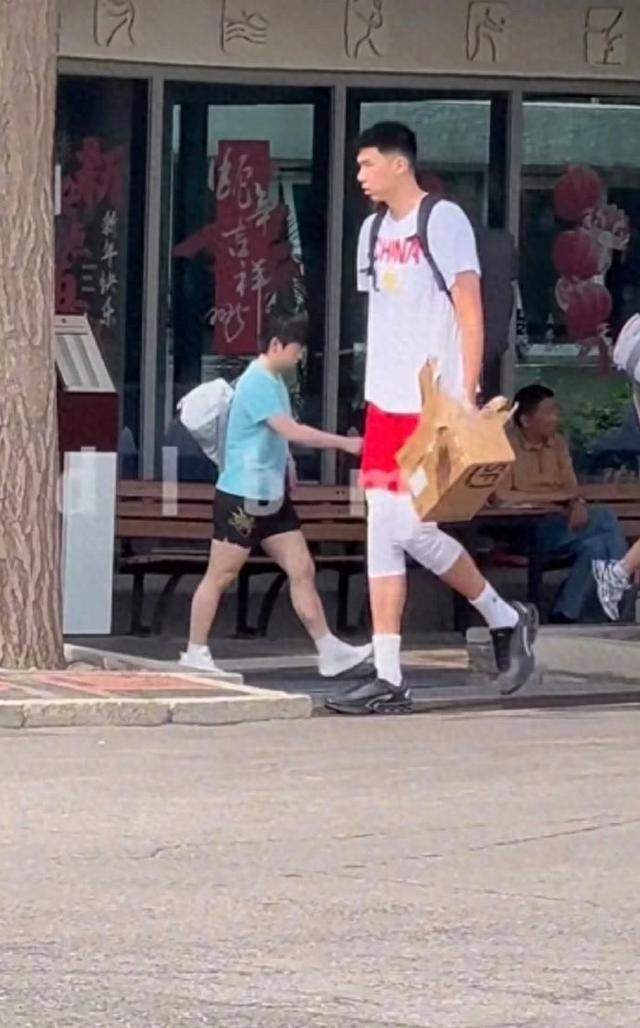 热搜第一！孙颖莎和男篮队员同框，现“最萌身高差”