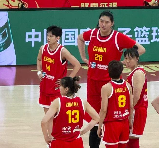 中国女篮32分狂胜日本！2大问题火速调整，张子宇9中8轰16分