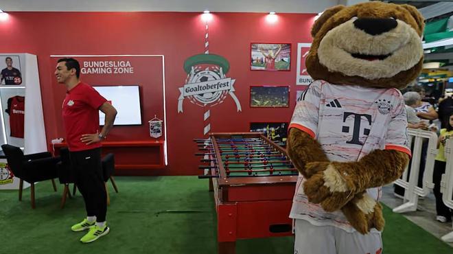 巴西城市布卢梅瑙举办啤酒节活动，卢西奥代表拜仁和德甲出席