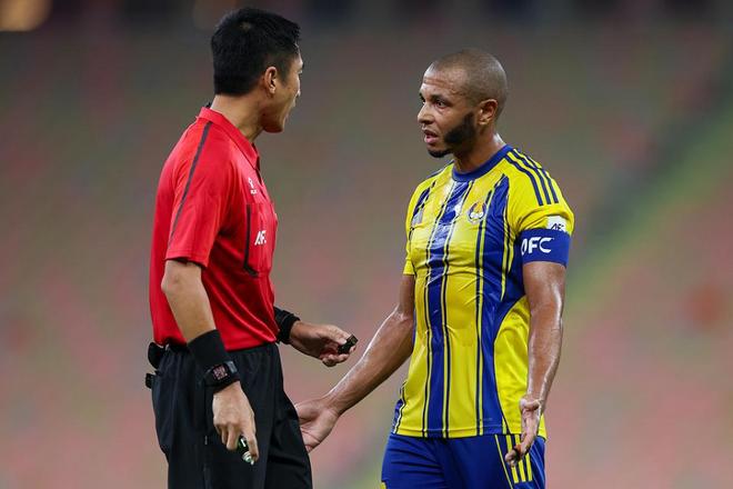 马宁亚冠又抢镜！连出2黄罚下教练 与皇马名将互喷+怒喊“滚开”