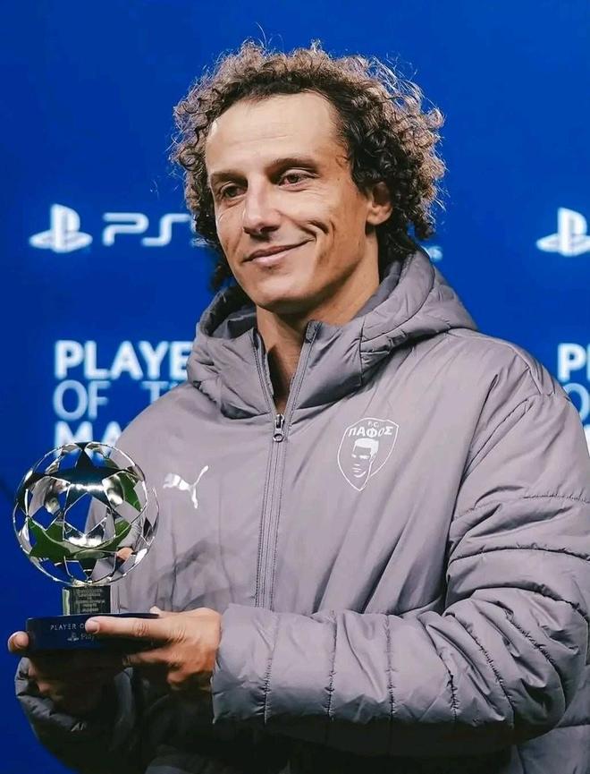 十人应战超85分钟，38岁路易斯当选凯拉特vs帕福斯全场最佳