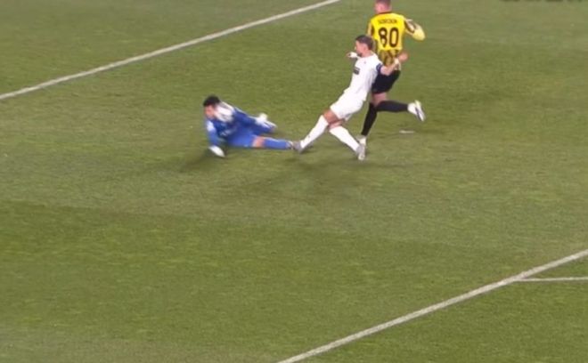 2万人狂欢！伟大的0-0：门神用头挡单刀+5扑救 亚洲球队欧冠首分