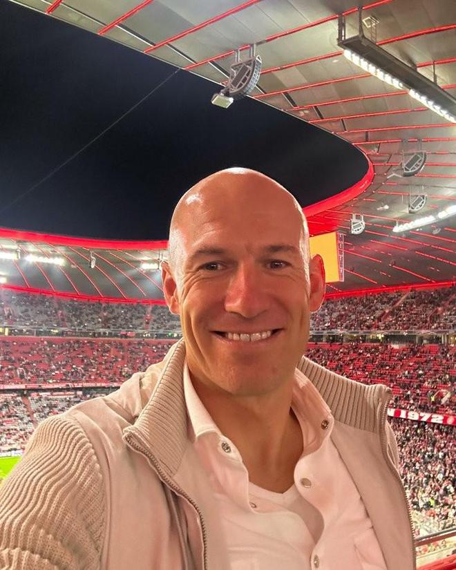 看看是谁回来了，罗本晒在安联球场的自拍照