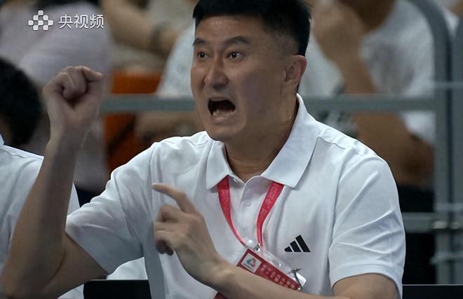 誰注意，廣東1人被換下後，陳海濤衝著他微笑：打四川雙塔靠你了