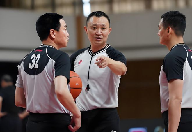 廣東隊(duì)奪冠！遼寧球迷：第二節(jié)，閆軍2次吹罰，影響了比賽走向