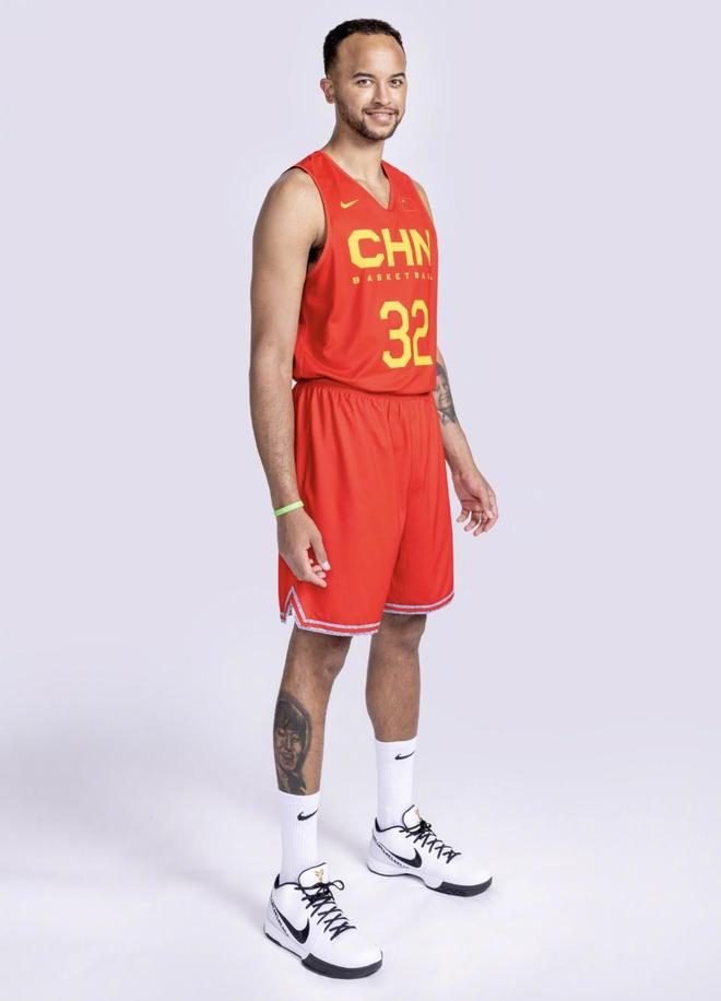 唏噓！李凱爾重歸美國(guó)籍，男籃首位歸化球員生涯落幕，網(wǎng)友吵翻了