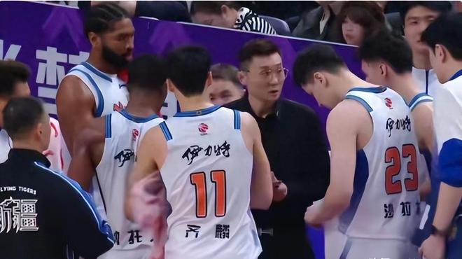 新疆男籃無(wú)戰(zhàn)術(shù)無(wú)精氣神，昨晚比賽至少5人是混子，劉煒咋帶的啊