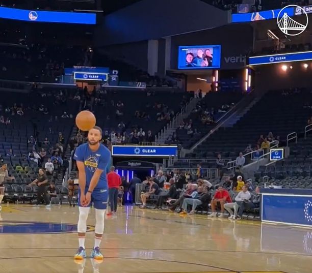 整活儿！库里热身时完成排球式自抛自扣