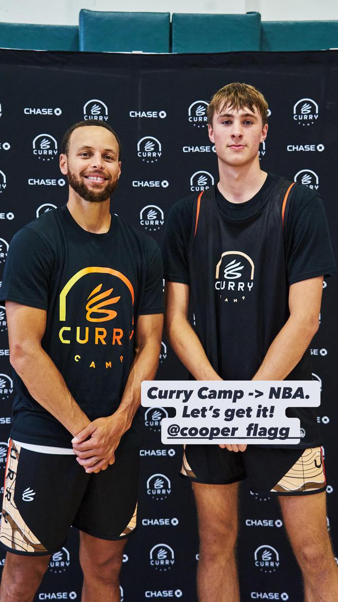 库里晒出多张他和弗拉格的合照，配文：从库里训练营到NBA，冲啊
