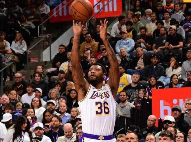 砸歪篮筐！湖人首发大将进攻低迷 12中1看得人抓狂