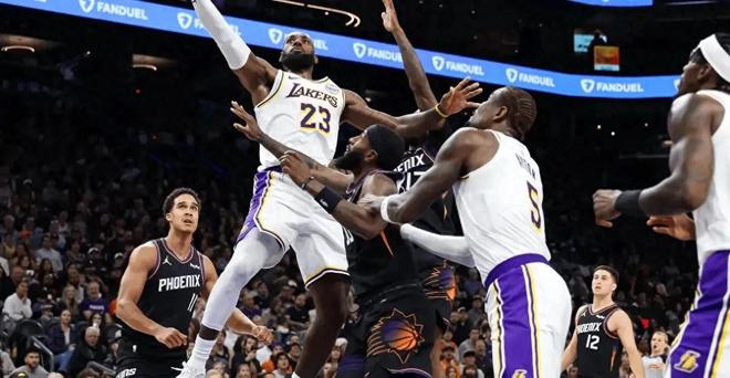 16胜0负！又登顶联盟第一，艾顿影响力真大，湖人获双倍回报