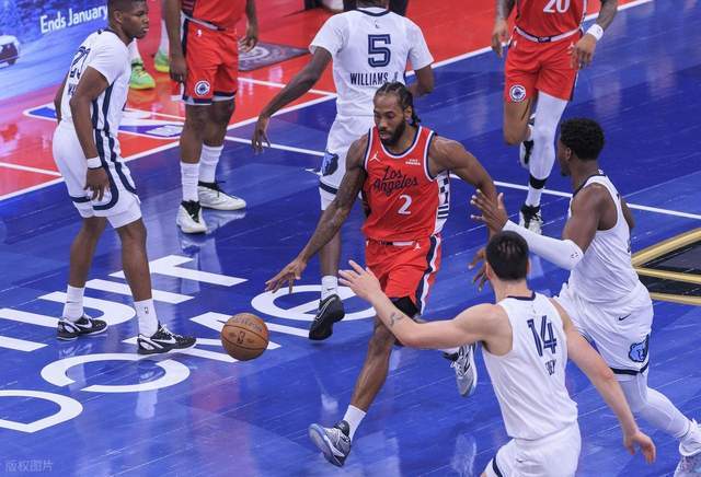 最后2.2秒落后5分，泰伦卢坐替补席一脸呆滞，哈登主动喊暂停