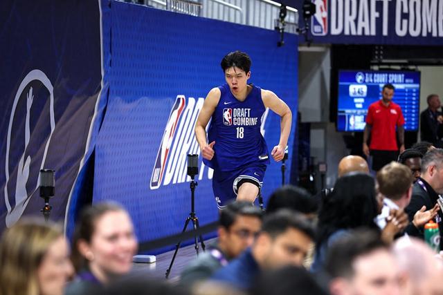 美媒更新模拟选秀：杨瀚森第24顺位被快船选中 较上期下降2位
