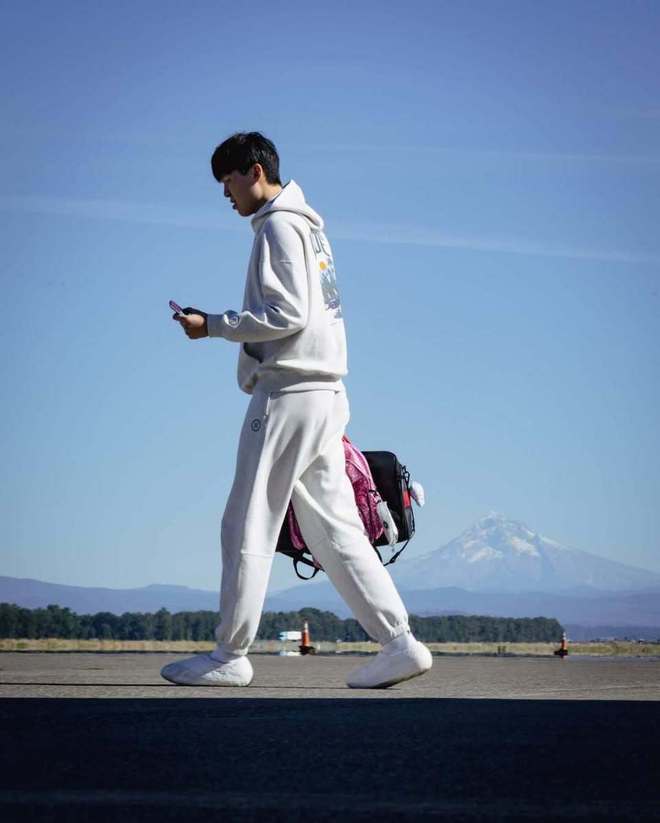 第一次客场之旅！杨瀚森带上粉色小书包出发 首秀战勇士令人期待