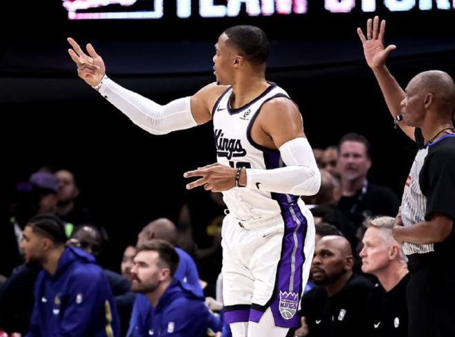 关键抢断锁定胜利！威少又砍三双数据，国王险胜勇士