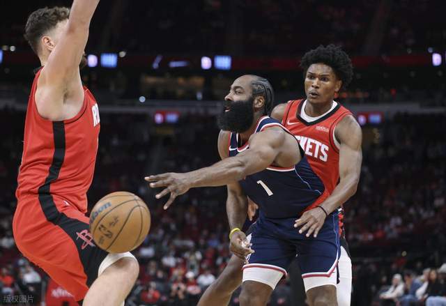 快船最后离谱失误，哈登背身不接球被骂惨，谁注意他手上的动作