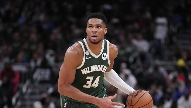 字母哥赛季前两战砍60+30+10，NBA历史首人