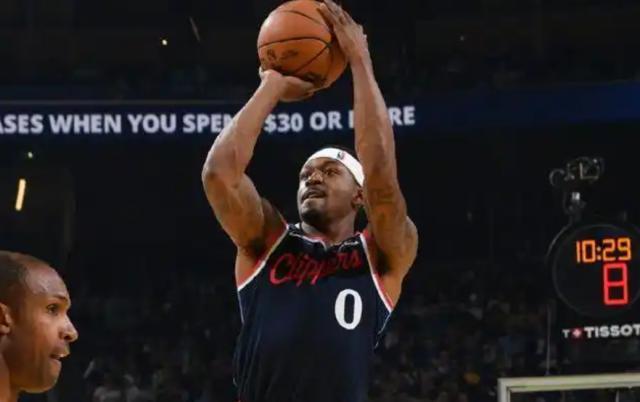 比尔首秀完美！快艇找到二号位答案 老年兵团冲冠