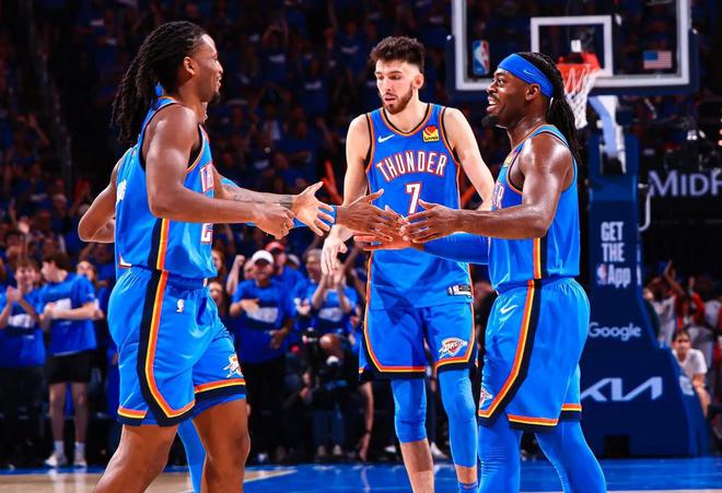 NBA总决赛悬念不大？最佳阵容出炉，詹姆斯打破纪录！哈登也入选