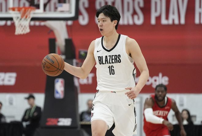 楊瀚森4戰43+20+15+9帽：首次得分未上雙卻更顯全能 率隊4戰3勝
