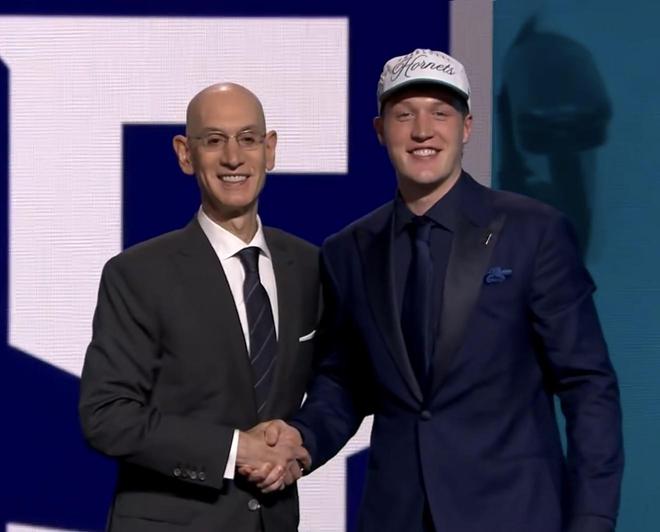 2025NBA选秀大会：黄蜂队首轮第4顺位选中来自杜克大学的克努佩尔