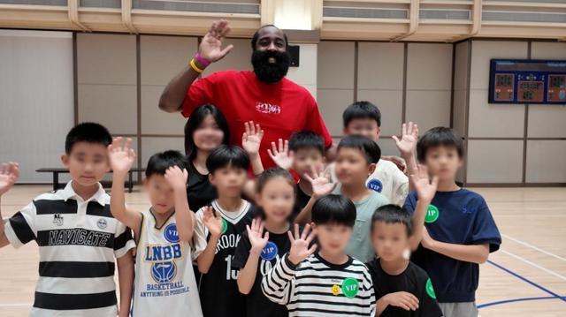 这个小区业主太幸福了，与哈登面对面亲密互动！