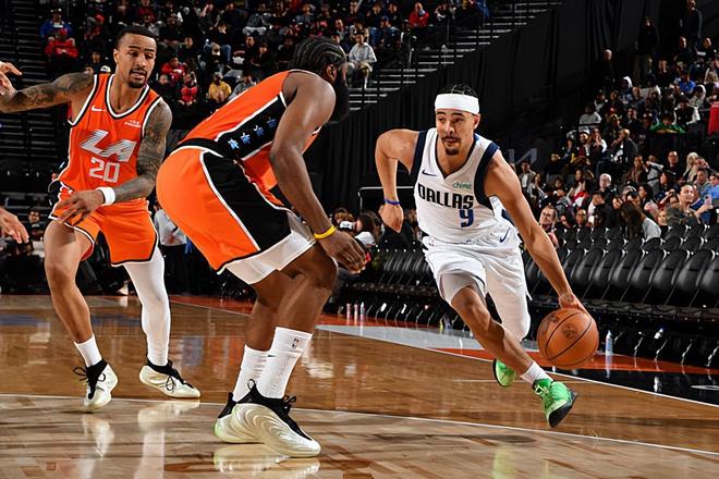 天赋还是差了一些！独行侠后场新秀在防守端的劣势太过明显？