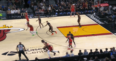 硬漢，熱火隊(duì)約維奇僅登場(chǎng)12秒便摔傷胳膊，隨后戴上夾板微笑離場(chǎng)