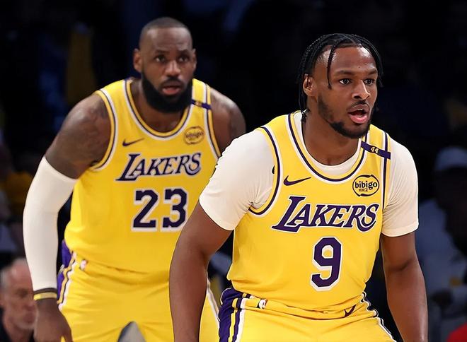 5年4500万美金！雷迪克提前续约，老詹进退自如，布朗尼未来可期