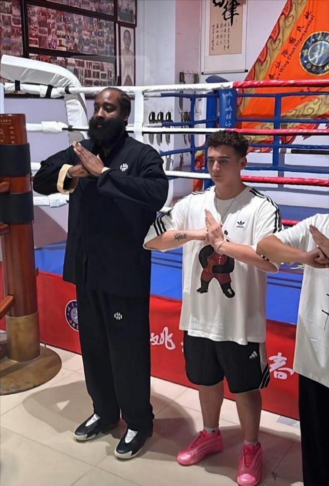 整挺好哈登中国行首站现身广州 身穿唐装体验咏春拳